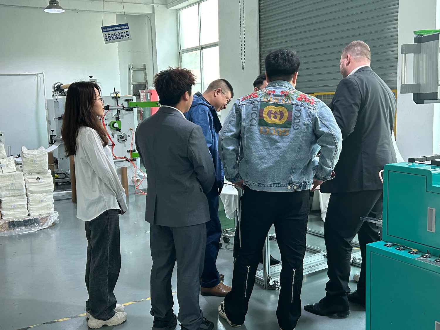 國際合作伙伴深度考察，共謀發(fā)展 —— 外國客戶訪問久信達(dá)科技生產(chǎn)車間(圖2)