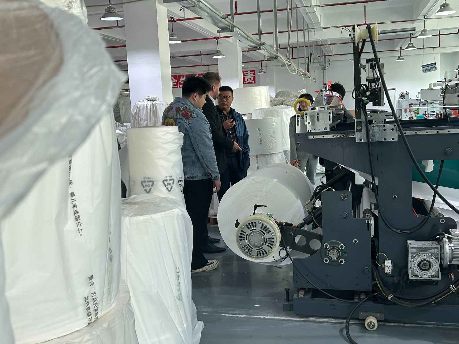 國際合作伙伴深度考察，共謀發(fā)展 —— 外國客戶訪問久信達(dá)科技生產(chǎn)車間(圖4)