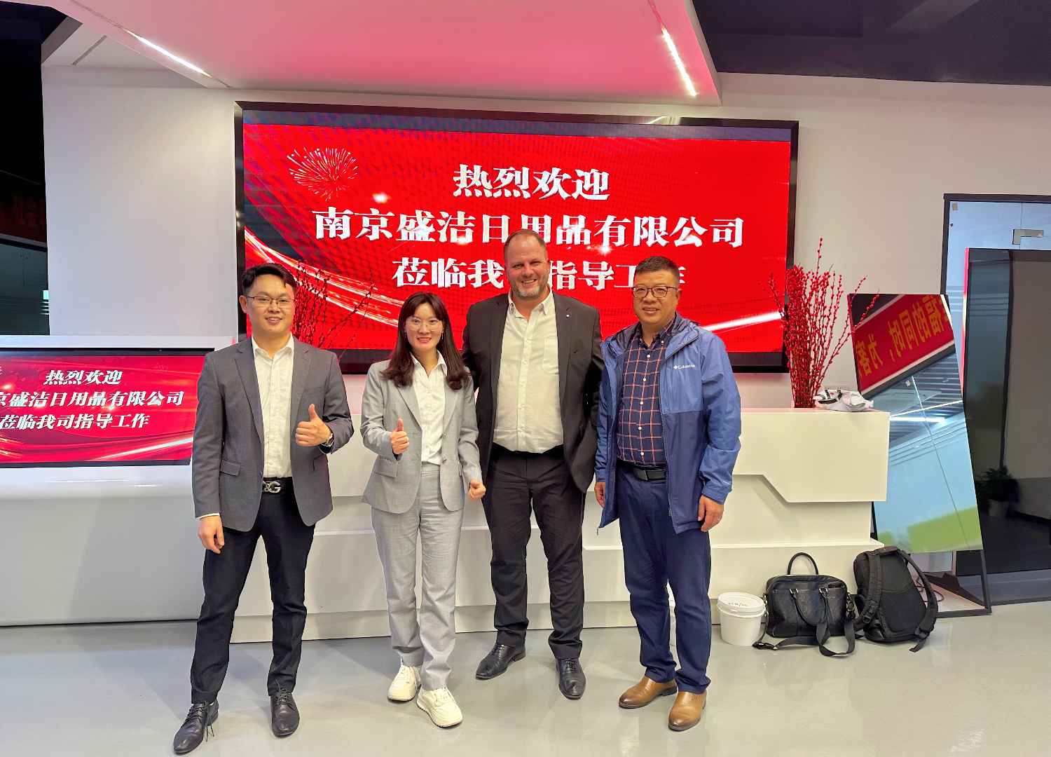 國際合作伙伴深度考察，共謀發(fā)展 —— 外國客戶訪問久信達(dá)科技生產(chǎn)車間(圖1)